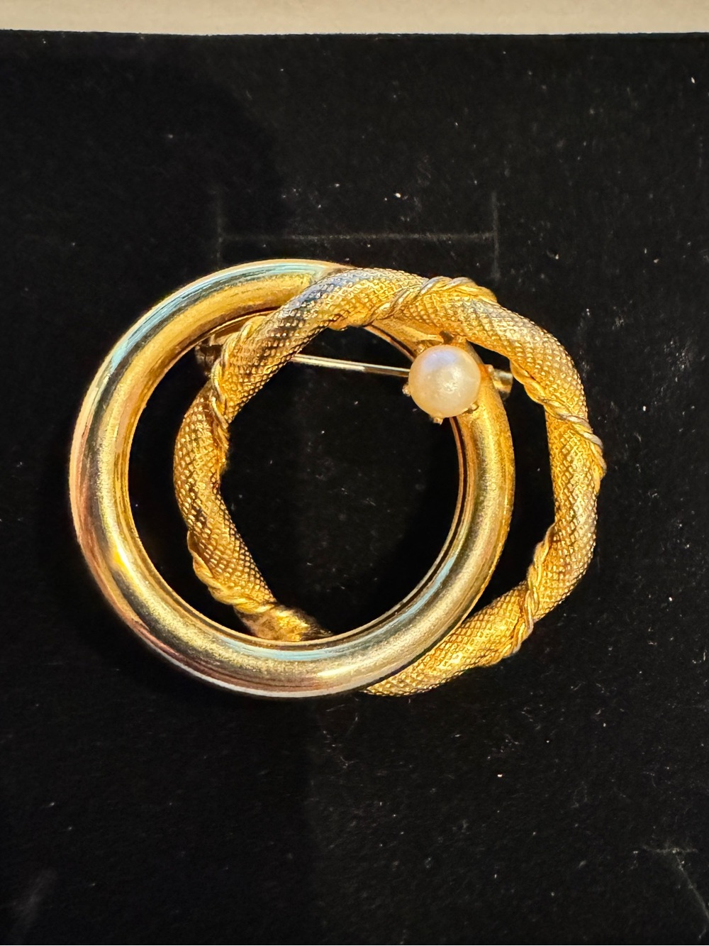 Vintage Classic Gold-Tone Double Ring Brooch with Pearl Accent